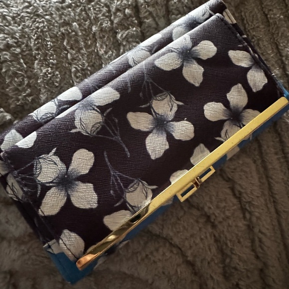 LIKE NEW BUXTON WALLET - Picture 3 of 8